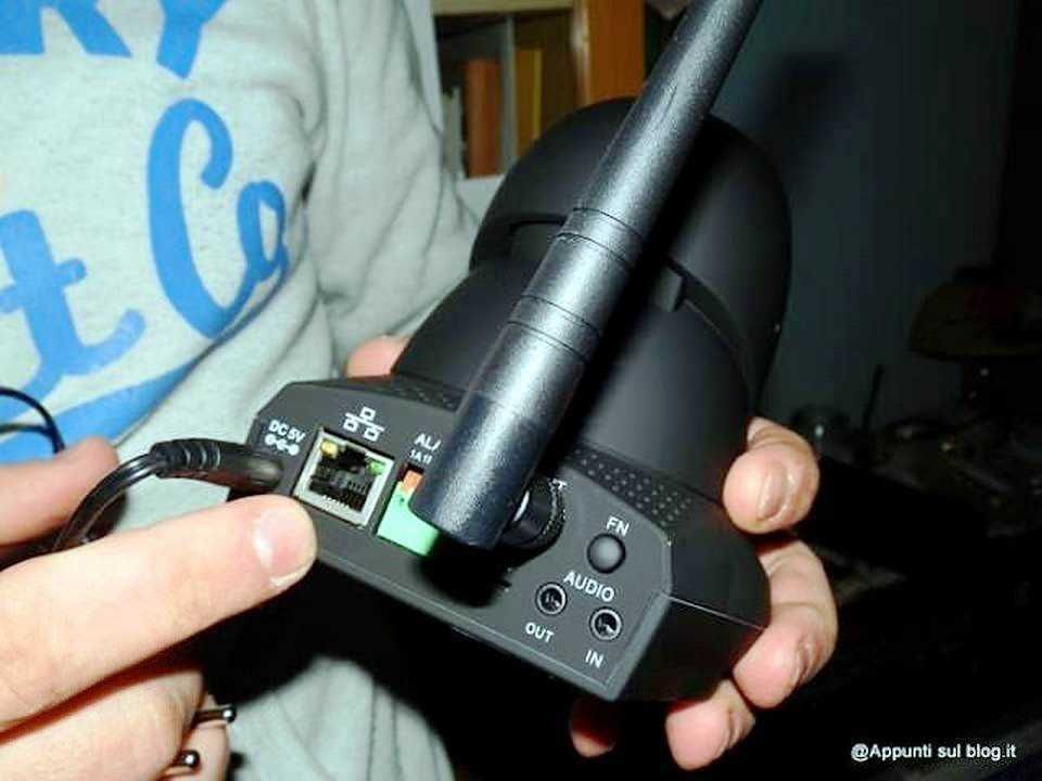 Cavo di rete Ethernet collegato a dispositivo digitale con antenna wireless, tecnologia di connessione internet ad alta velocità.