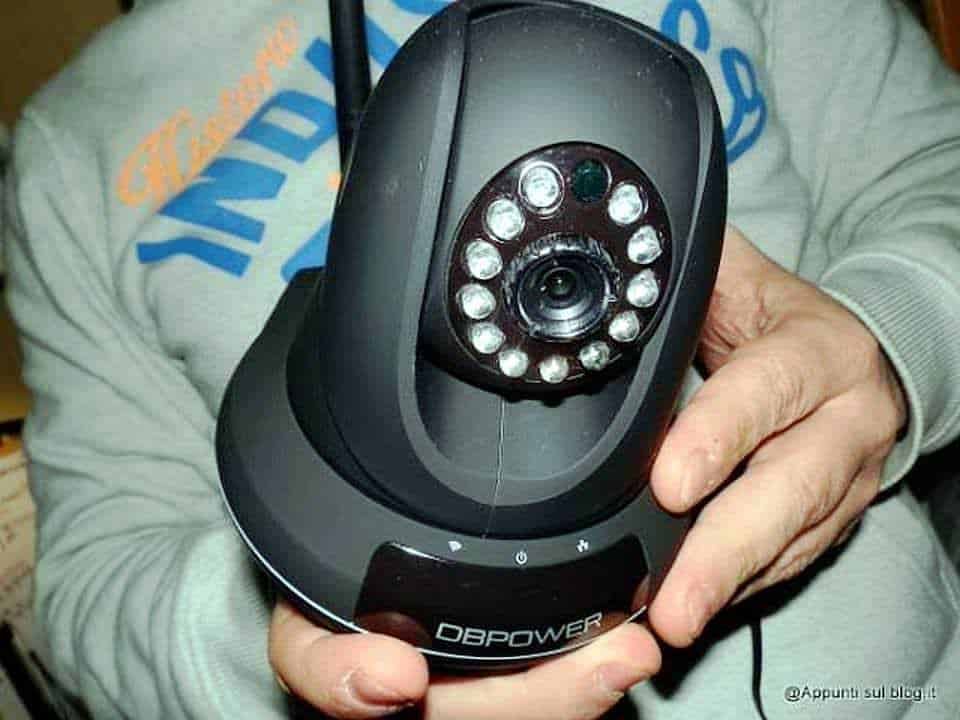 Telecamera di sorveglianza IP con luci LED anulari per videosorveillance di sicurezza domestica.