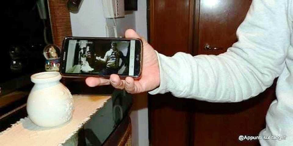 Pixel pronti per la condivisione, foto appunti sul blog, smartphone con immagine di un rituale di stampa, momento di condivisione digitale, ambiente domestico, tecnologia e lifestyle, immagini di vita quotidiana, scene di relax e comunicazione digitale al centro del focus SEO.