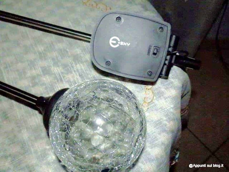 Esky Sky of Electronics, sfere per illuminare il buio 5 Rilevatore di umidità per alte temperature collegato a un bicchiere di acqua ghiacciata sulla tavola.