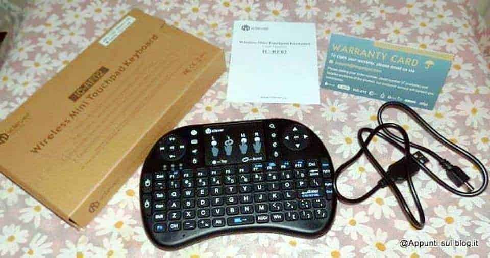 Mini tastiera wireless multifunzione: Tastiera mini portatile wireless con touchpad, manuale e tessera garanzia, tecnologia Bluetooth, accessori per computer portatile, apparecchiature di input compattte con design ergonomico.