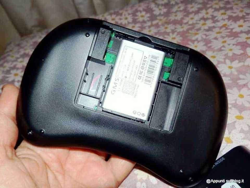 Filemines immagini, batteria rimovibile di un dispositivo elettronico, aperto e senza cover, componente interna di un gadget tecnologico, immagine illustrativa di manutenzione tecnica, utilizzo di dispositivi elettronici.