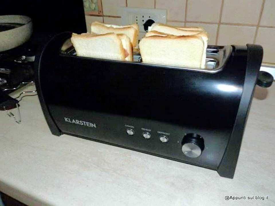 Fette di pane tostato nel tostapane nero Klarstein su un piano cucina.