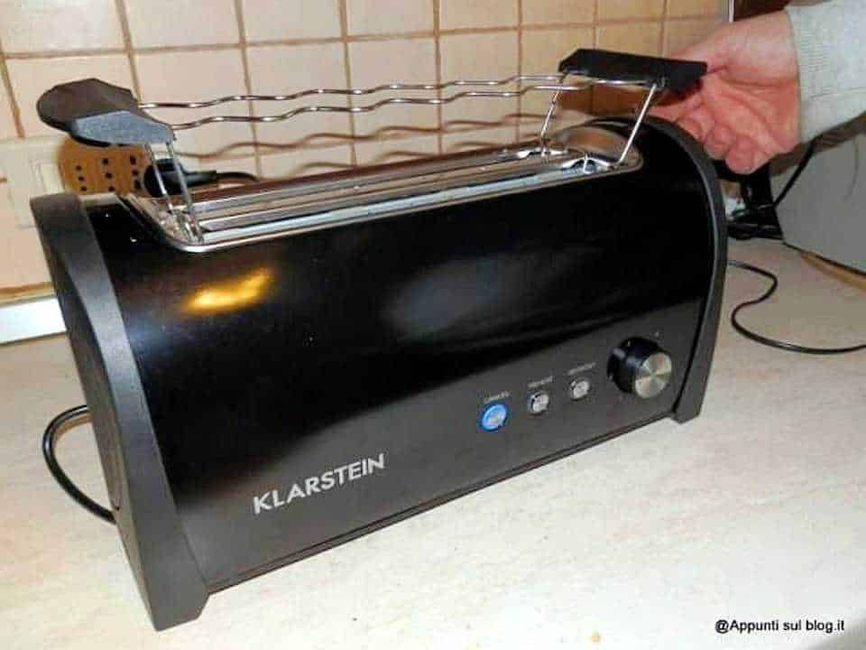 Griglia elettrica da cucina KLARSTEIN nera in esposizione, con manico pieghevole e controlli di regolazione, perfetta per cene veloci e cibo grigliato in casa.