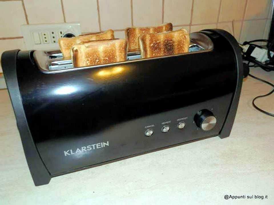 Pane tostato nel tostapane nero Klastein, ideale per colazioni veloci e gustose.