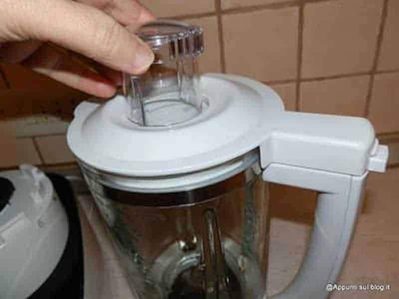 Klarstein mixer, prodotti indispensabili in cucina per pasti veloci 7 Filtraggio-caffè-automatico-robotico-bicchiere-tecnologia-kitchen-innovazione.