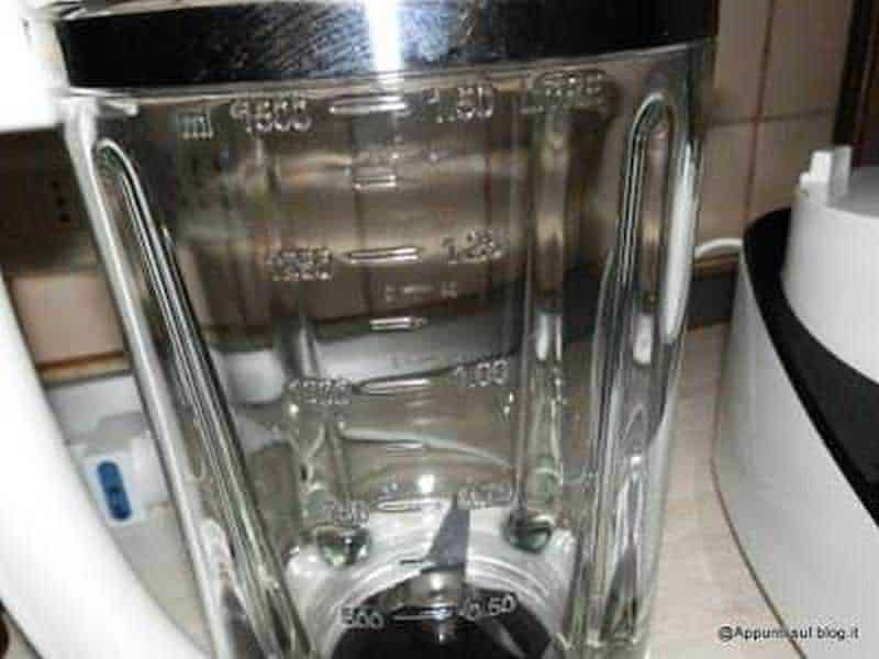 Bilancia digitale da cucina con display LCD e funzioni di pesatura precise.