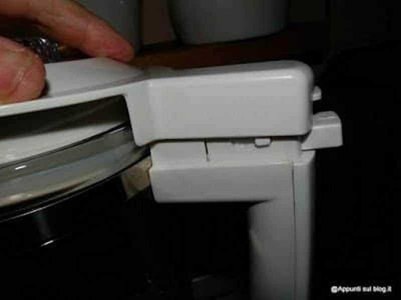 Klarstein mixer, prodotti indispensabili in cucina per pasti veloci 6 Complicato meccanismo di una stampante o copiatore con parti in plastica bianca, dettaglio tecnico su apparecchi elettronici e di stampa in uso quotidiano.