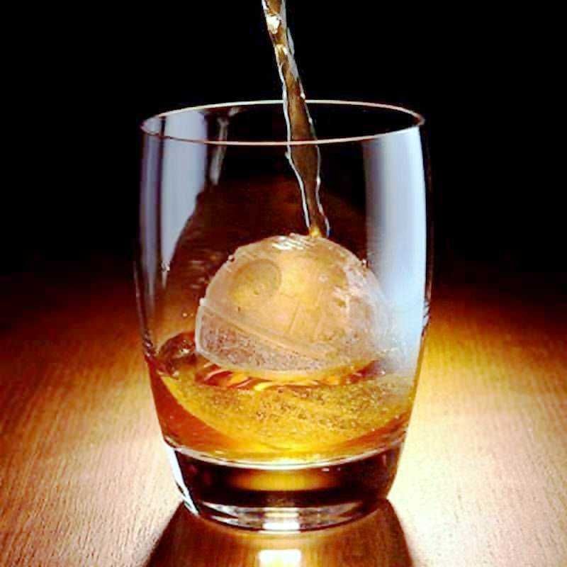 Fresca bevanda ghiacciata con cubo di ghiaccio e soda in un bicchiere di vetro trasparente, ideale per l'estate.