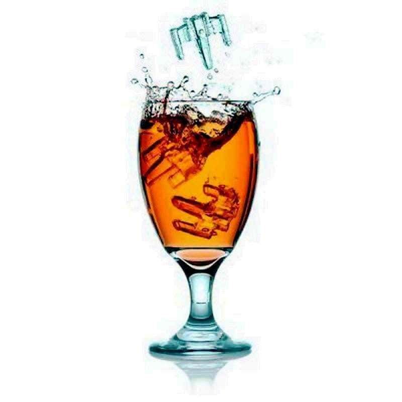Consiglio di abbandonare il consumo di alcol, illustrando i rischi per la salute e i vantaggi di uno stile di vita sobrio, attraverso un’immagine creativa di un calice con ghiaccio e birra gassata che rimbalza.