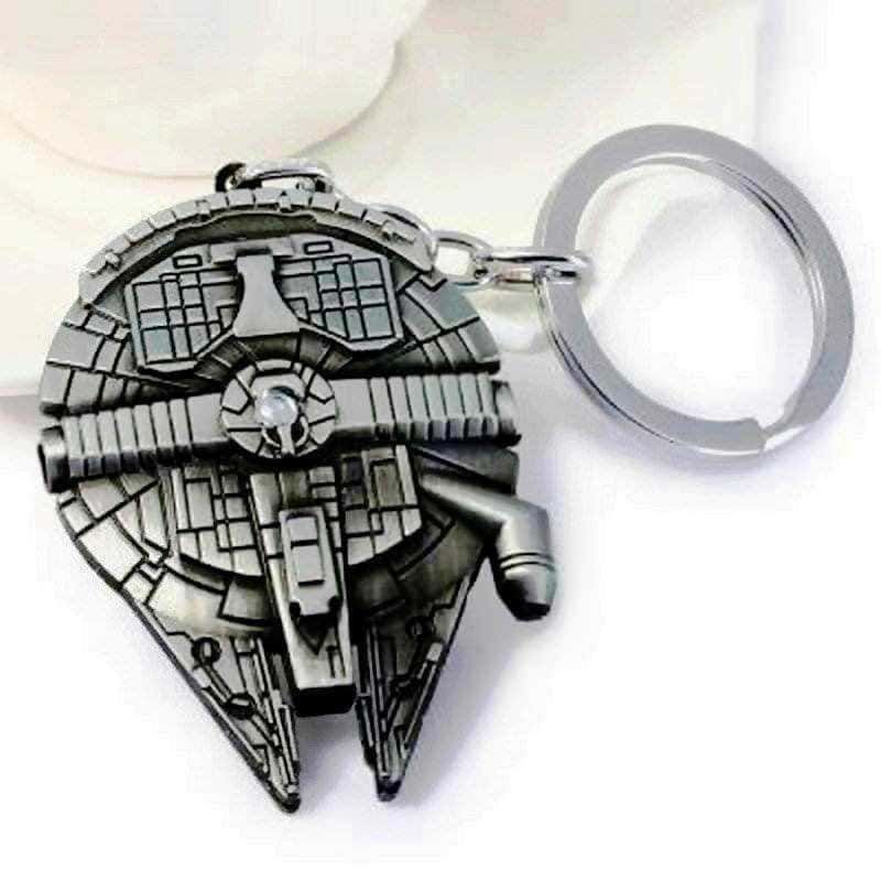 Star Wars Millennium Falcon portachiavi in metallo, dettaglio finemente lavorato, oggetto di collezionismo e appassionati di film di fantascienza, perfetto come regalo o complemento decorativo.