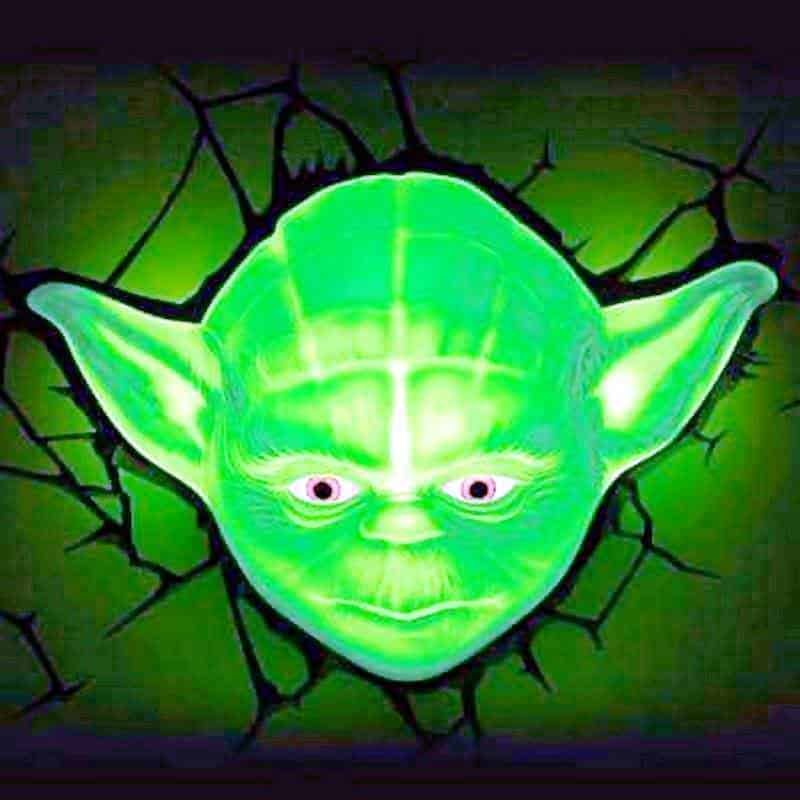 Yoda in stile luminescente verde su parete con crepe nere, stile fumetto, atmosfera fantasy anni '80, decorazione digitale per ambienti moderni e geek.