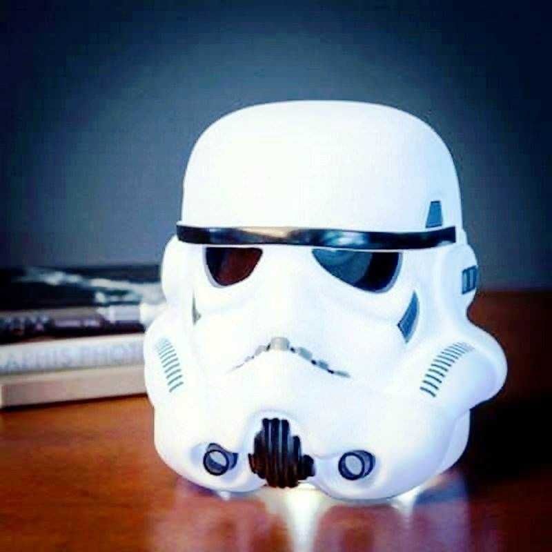 Star Wars Stormtrooper casco decorativo oggetto da collezione in stile futuristico. Perfetto come gadget o pezzo decorativo per appassionati di film e serie di fantascienza.