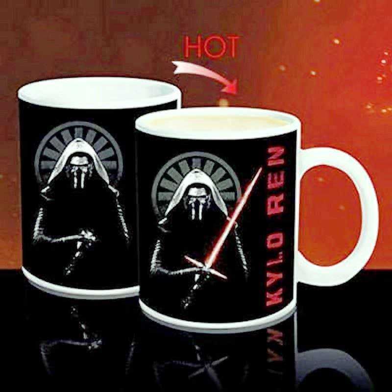 Sovraccarico di energia con tazze Star Wars dal design originale, perfette per gli amanti dei film e della saga, rappresentano il personaggio di Darth Vader in stile futuristico.