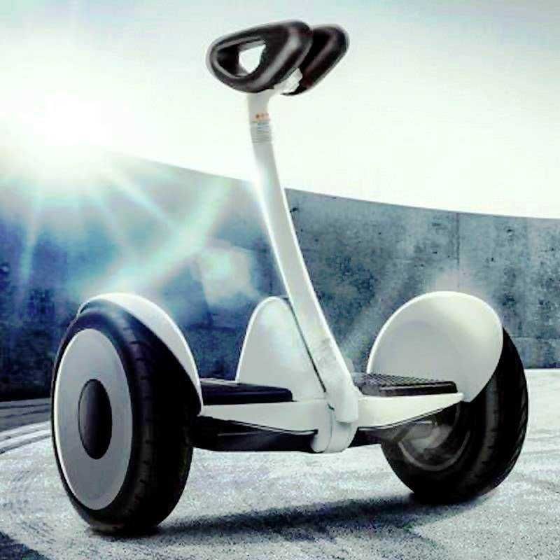 Electronic scooter con design futuristico e pneumatici grandi, ideale per la mobilità urbana sostenibile e innovativa. Perfetto per chi cerca un modo ecologico e tecnologico di spostarsi in città.