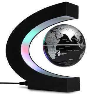 Luce di design con globo terrestre in stile moderno, perfetta per l'illuminazione di ambienti innovativi e tecnologici, ideale per ambienti di lavoro e abitazioni contemporary.