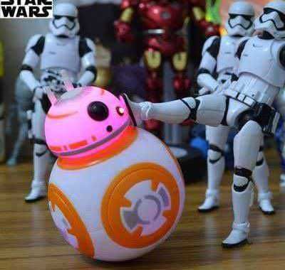 Amici Stormtrooper e BB-8 in una scena di gioco con personaggi Star Wars, ambientazione ludica e collezionistica, perfetta per appassionati di fantascienza e figure di Star Wars.