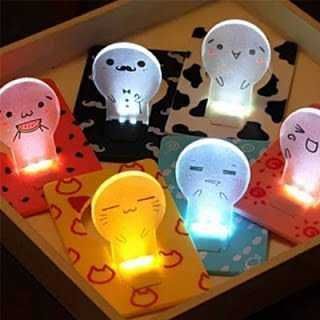 Piccole luci a forma di personaggi kawaii in una scatola di legno, ideali come luci decorative per ambienti interni, perfette come regali originali e idee di design illuminato.