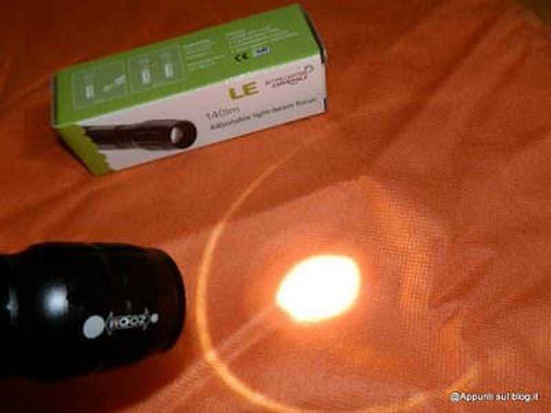 Lampada torcia portatile LED con luce potente e compatta, ideale per emergenze e campeggio.