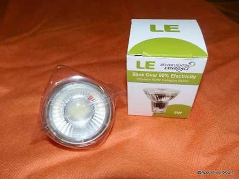 Lampadina LED per risparmio energetico e decorazione, contenuta in una confezione con scatola esplicativa. Ideale per ridurre i consumi e migliorare l'illuminazione domestica.