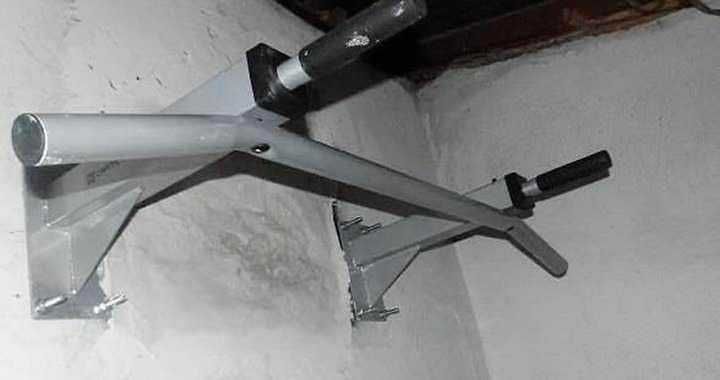 Binario per trazioni da parete, attrezzatura sportiva per allenamento muscles, installato su parete in casa o palestra, ideale per esercizi di potenziamento muscolare.