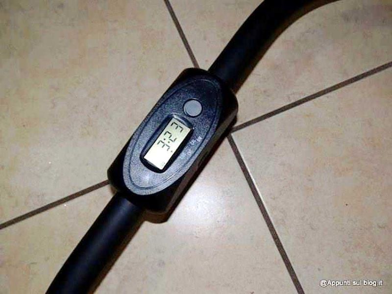 Misuratore di temperatura digitale per attrezzi sportivi, come biciclette o tapis roulant, con display LCD e scanalature per sicurezza, ideale per monitorare le condizioni di allenamento.