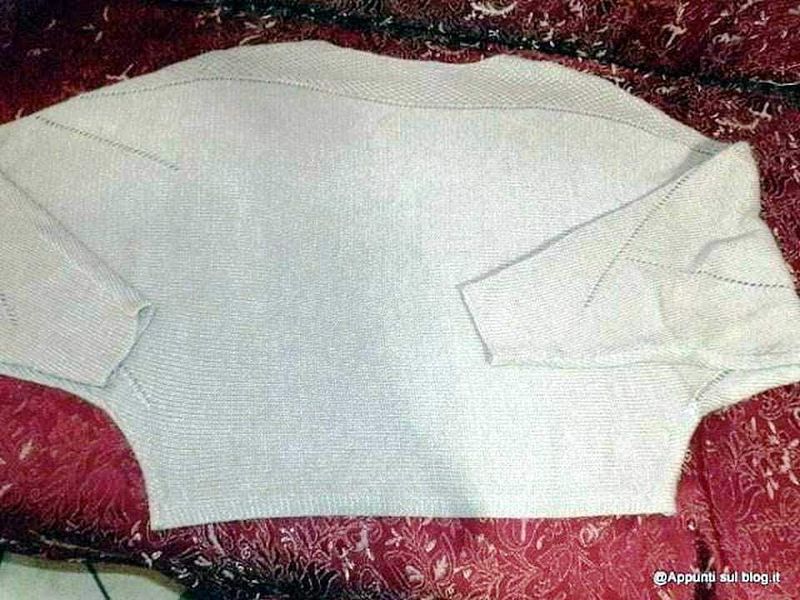 Filfilename: maglia-finita-ai-fili-e-macchina-da-cucire.jpg.