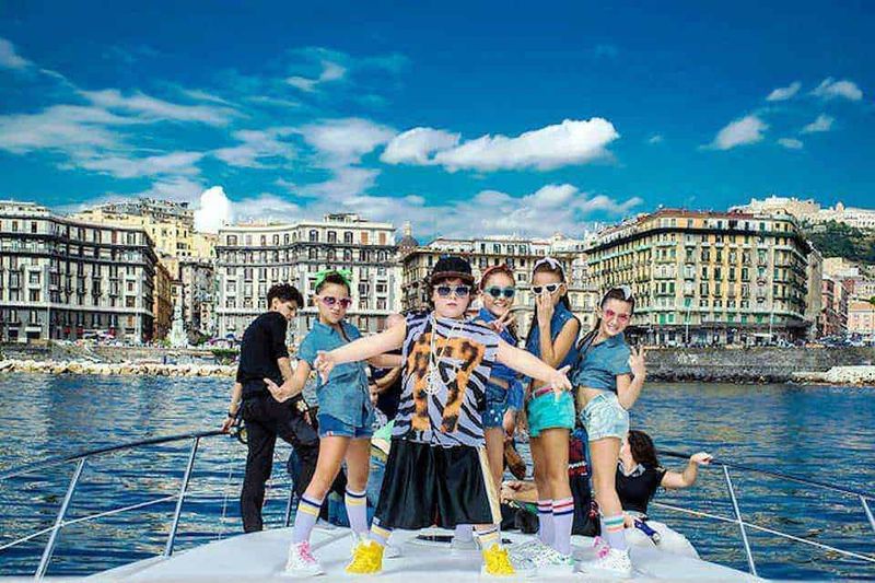 Troppo napoletano, film di Siani nelle sale dal 7 aprile 4 giovani ragazze e ragazzi su una barca a Napoli