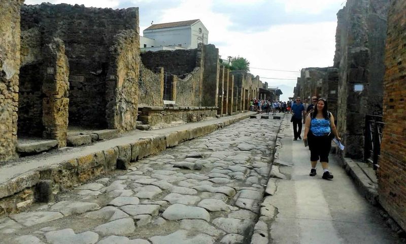 Pompei tour e curiosità di una grande civiltà romana 6 una via con edifici ai lati