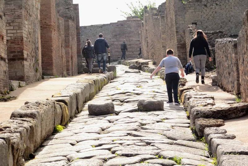 Pompei tour e curiosità di una grande civiltà romana 2 Pompei tour e curiosità di una grande civiltà romana. una strada di Pompei antica