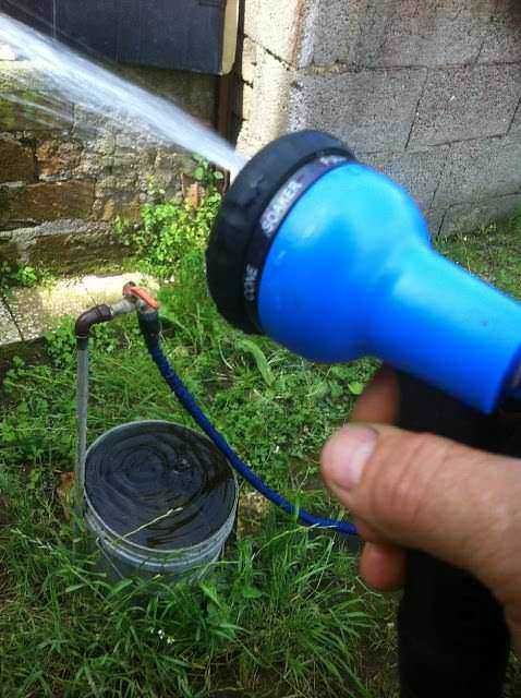 Giardino con tubo spray acqua e acqua che fuoriesce, giardinaggio, irrigazione fai-da-te, attrezzi per il giardinaggio, cura delle piante, hobby giardinaggio, strumenti di irrigazione, manutenzione del giardino, attrezzature per irrigare, giardinaggio domestico.