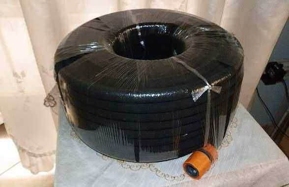 Bobina di cavo elettrico isolato nero avvolto in plastica, pronta per l'installazione o il bricolage. Ideale per progetti di elektrodomestici e lavori di cablaggio professionali e fai-da-te.