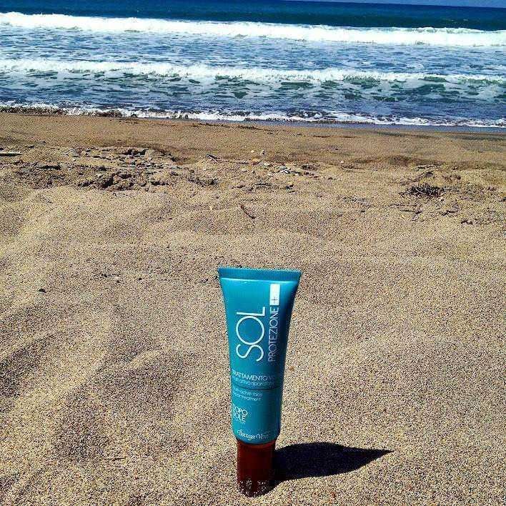 Sol protezione solare sulla spiaggia, proteggere la pelle dai dannosi raggi UV, crema solare per la protezione dalla luce solare intensa, sunscreen UV protection.