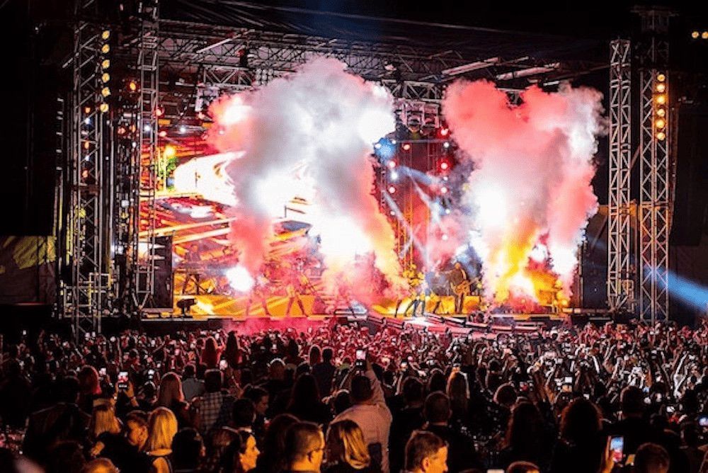 Miami, non solo spiagge a Capodanno in America. Stupendo concerto dal vivo con effetti pirotecnici e luci in uno scenario all'aperto, coinvolgendo il pubblico con musica energica e performance indimenticabili.