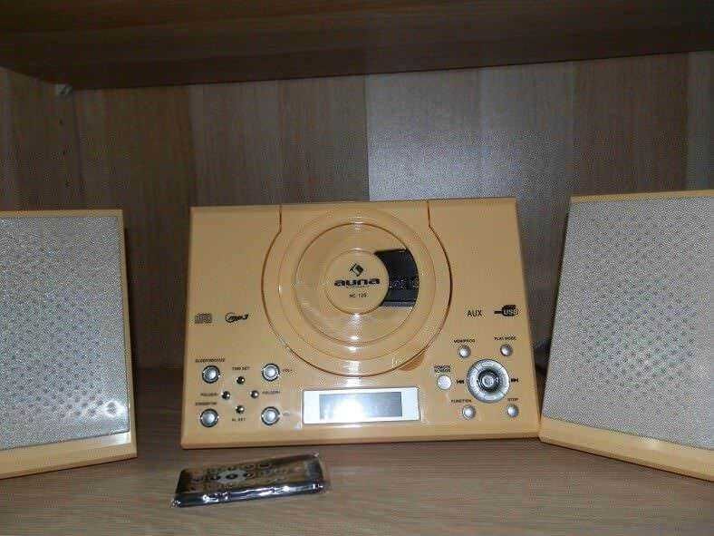 Radio con casse acustiche e telecomando, impianto audio vintage, tecnologia degli anni passati, dispositivi di intrattenimento musicale, sistema stereo portatile, apparecchiature audio, musica e suoni.