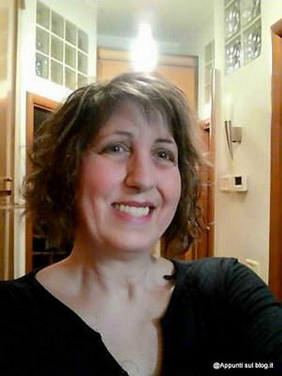 FILENAME: donna-sorridente-interno-casa.jpg.