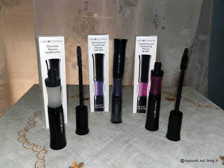 Mascara lunga e incurvante, gel per le sopracciglia, e lucidalabbra colorato. Perfetti per un trucco di giorno o sera.