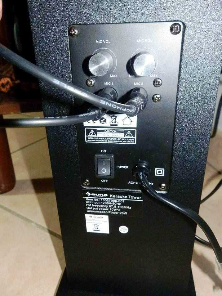 Alto text: Presa di ingresso e controlli per microfoni su tower karaoke con potenti ventole di raffreddamento e regolazioni di volume microfoni.