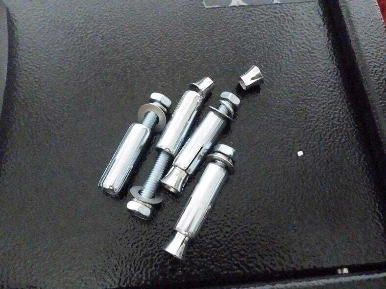 Ringhiere in metallo con elementi intercambiabili, strumenti per assemblaggio e fissaggio, componenti hardware per mobili e strutture, immagini di parti meccaniche per progetti fai da te e riparazioni.