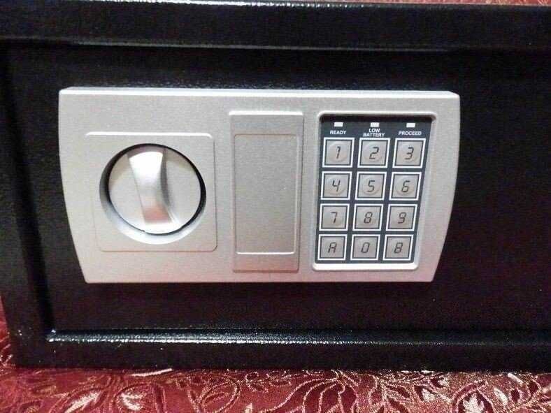 Cassaforte digitale con tastierino numerico e manopola di sblocco, sicurezza domestica, sistema di protezione antintrusione, tecnologia di sicurezza moderna, serratura elettronica safety home cybersecurity.