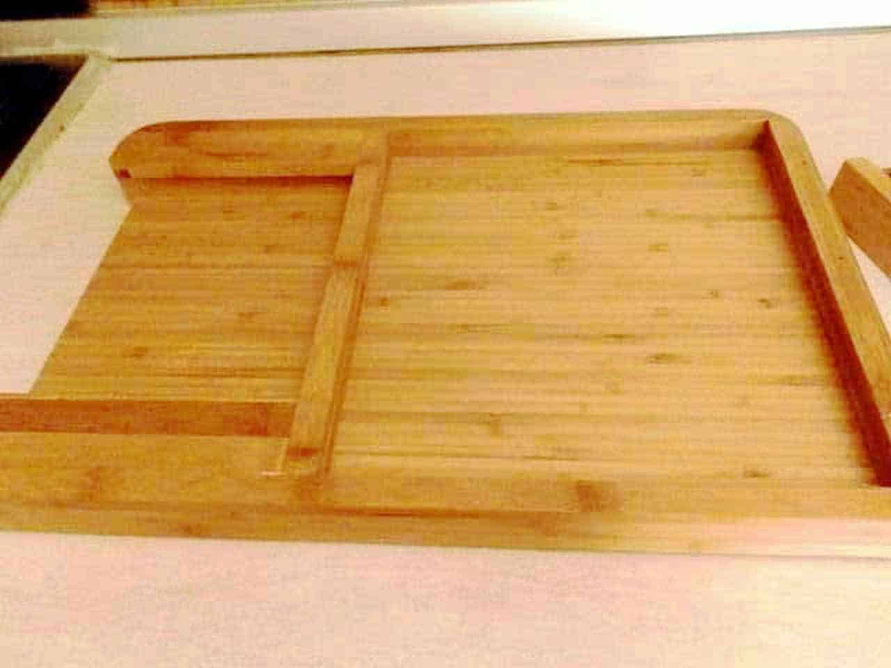 Sedie e tavolini in legno massiccio, ideali per arredi rustici o moderni, in perfette condizioni, pronti per essere posizionati in casa o in un locale commerciale. Legno naturale di alta qualità, resistente e durevole.