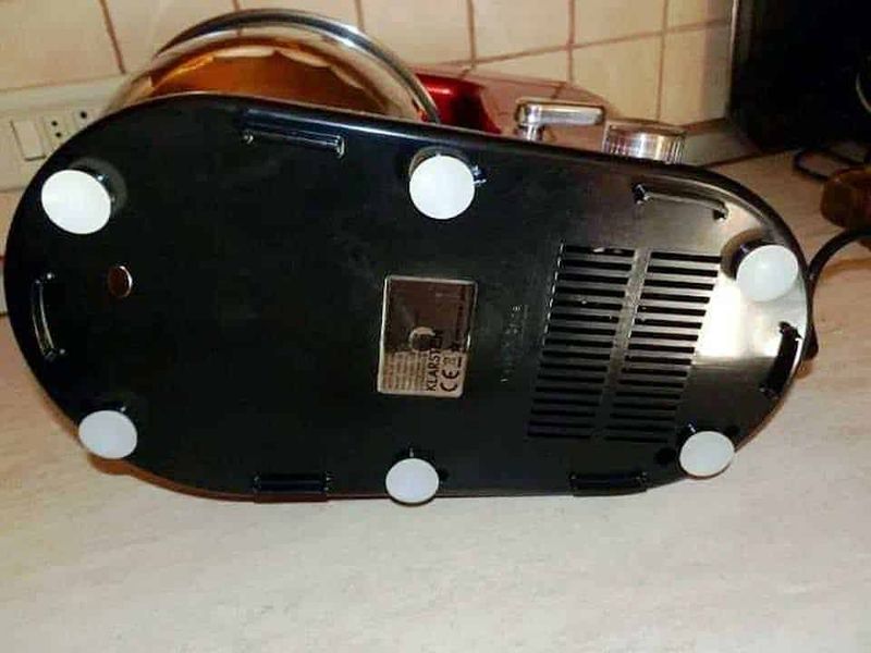 Klarstein mixer, prodotti indispensabili in cucina per pasti veloci 14 Lavateira elettrica con bicchiere, accessori e integrata in una cucina domestica, ideale per spremere frutta, preparare succhi freschi e salutari in modo semplice e veloce.
