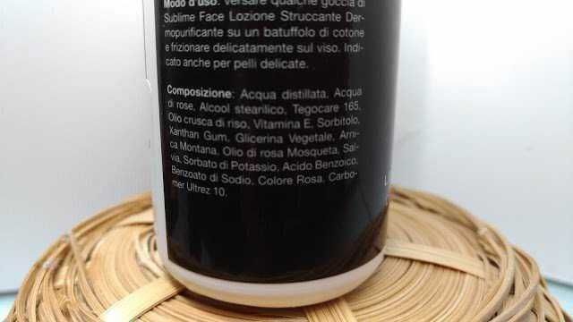Lozione struccante dermo-purificante per pelle sensibile: Acqua distillata e ingredienti naturali in un prodotto di bellezza, ideale per la cura della pelle delicata. Perfetta routine di skincare con elementi naturali come vitamina E e olio di rosa.