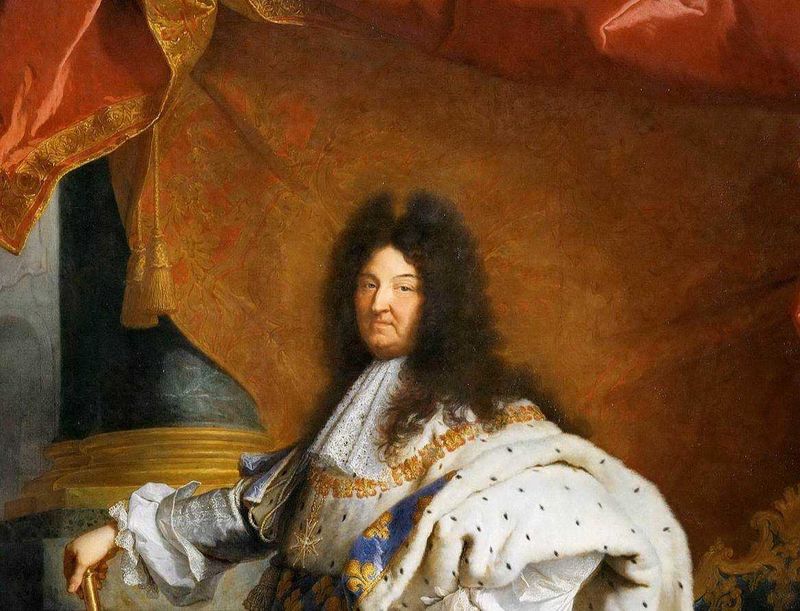 Diamante Hope: La pietra mortale più famosa e famigerata al mondo 3 Nobile uomo in abiti regali con mantello con pelliccia e corona, ritratto storico di re o personaggio di alto rango, dipinto classico con dettagli ricchi e ambientazione signorile.