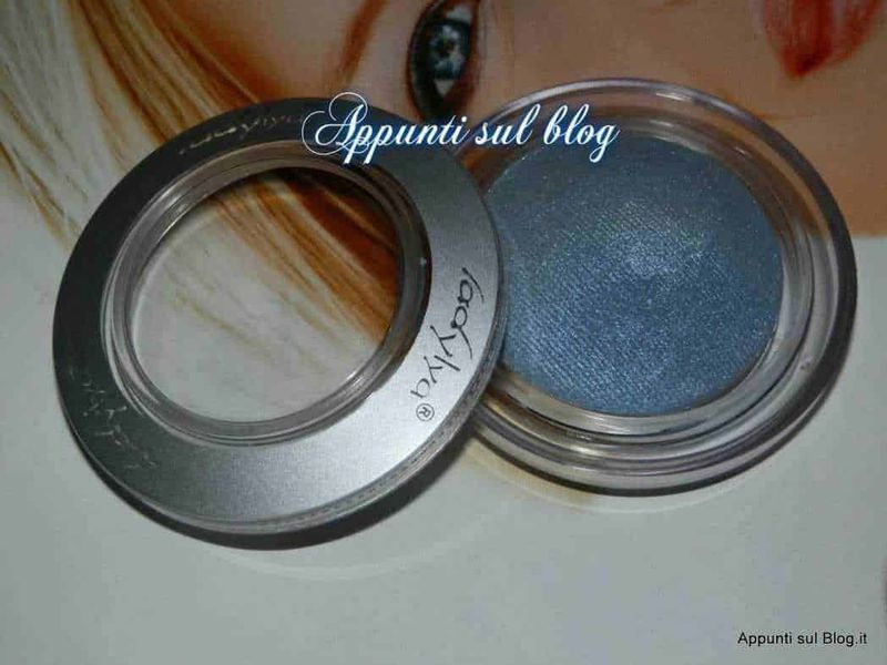 Formule di ombreggiatura occhi azzurri, con ombretto blu in cialda, vista dall'alto, con dettagli di texture, ideale per tutorial di makeup e bellezza.