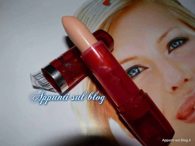 Perfectionamento professionale delle unghie con gel UV, smalto e prodotti Nail Polish Effect, ideali per manicure durature e lucide, come dimostrato dall'immagine di strumenti e smalti per unghie.