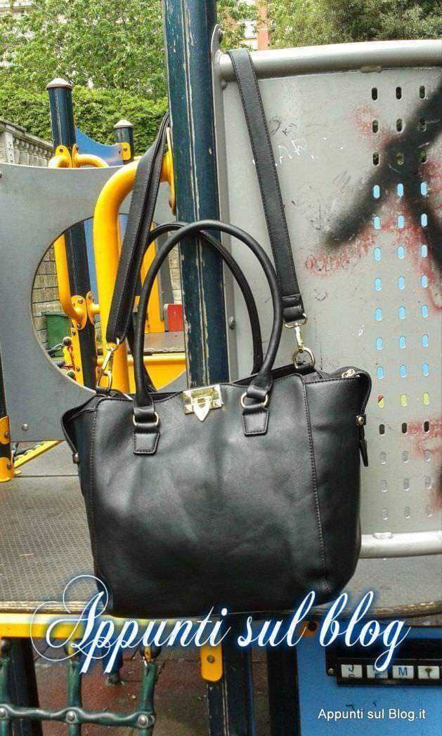 Femmina con occhiali da sole e borsa nera, sorridente all'aperto in giardino, stile casual, sotto il testo "Appunti sul blog".