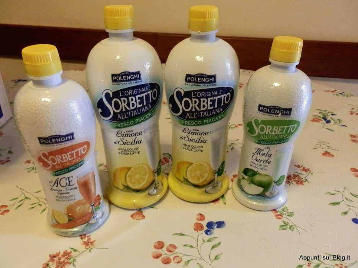 Uva bianca e verde in coppa di cristallo, dolce e fresca, ideale come dessert estivo o spuntino leggero. Presentata in un elegante contenitore, questa decorazione alimentare offre un'ottima idratazione e sapore naturale.