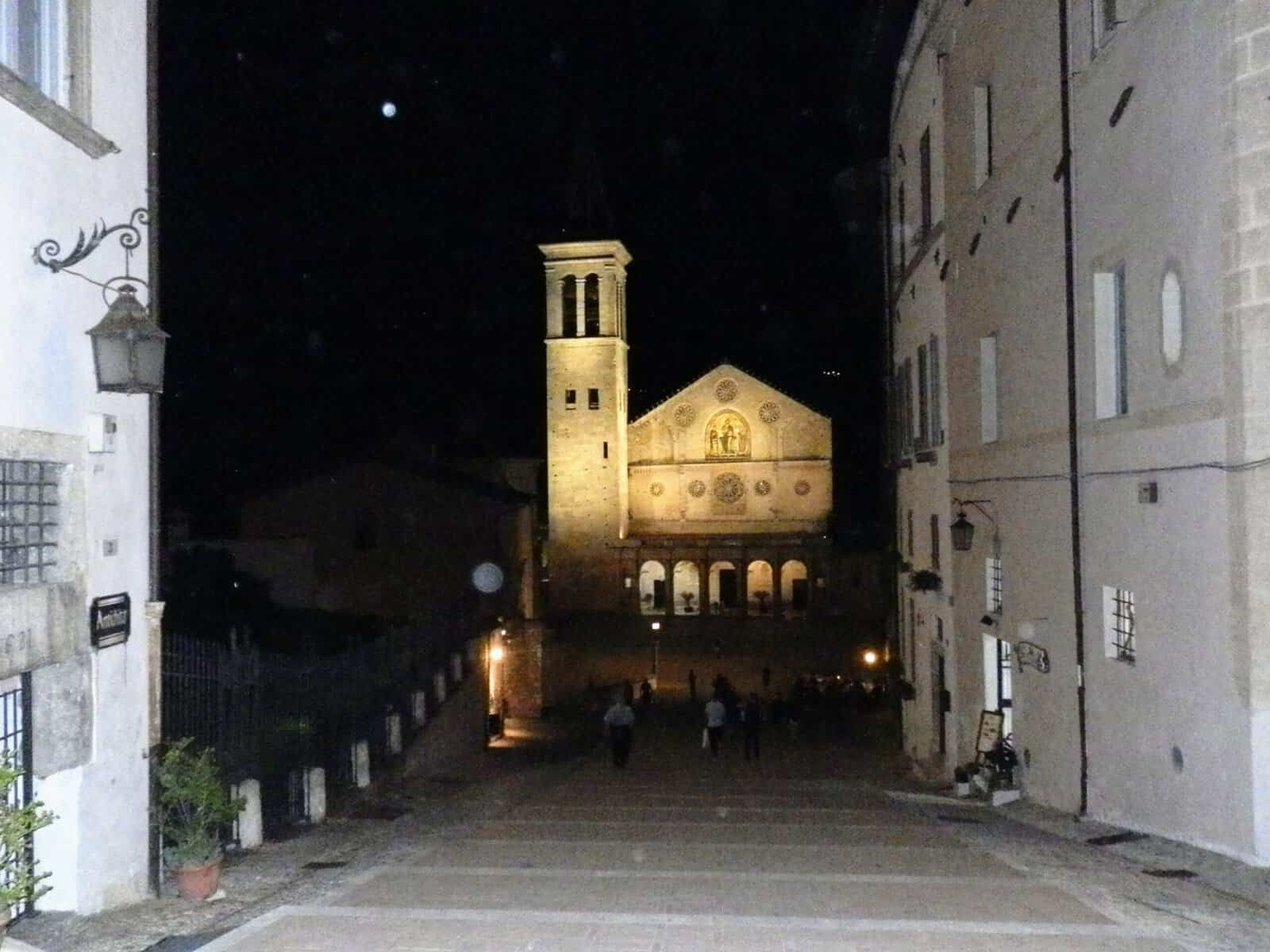 Piazza del Duomo a Spoleto di notte