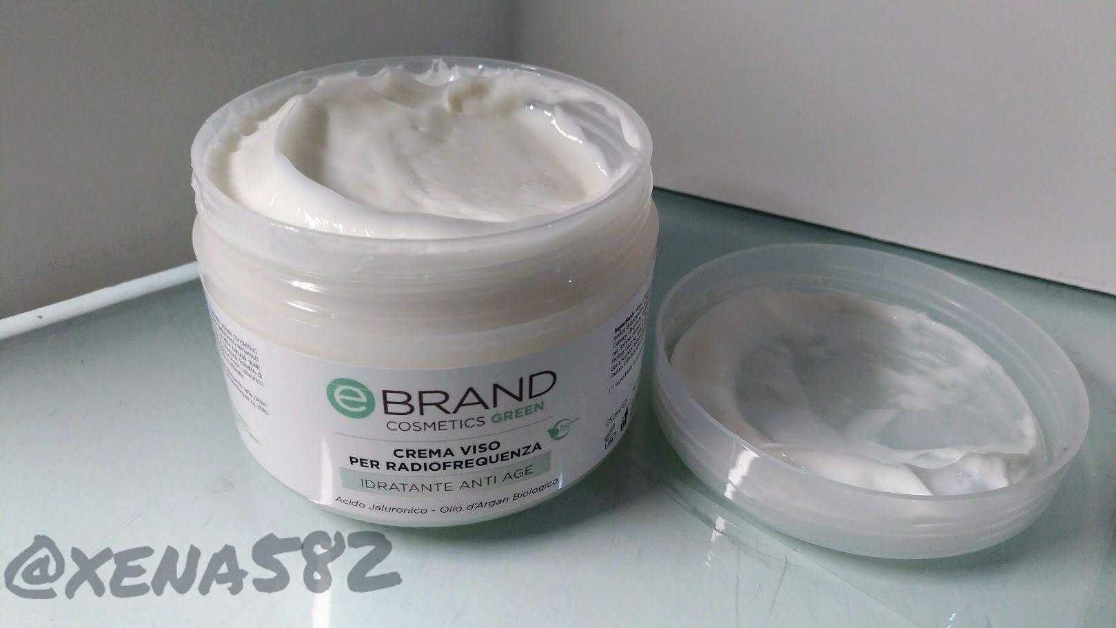 Crema viso idratante e rigenerante in vasetto con etichetta semplice, ideale per cura della pelle e bellezza quotidiana.